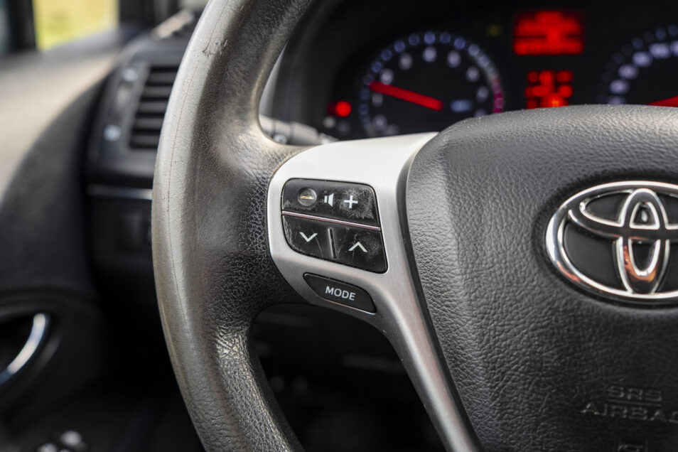 TOYOTA AVENSIS