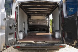 NISSAN NV300
