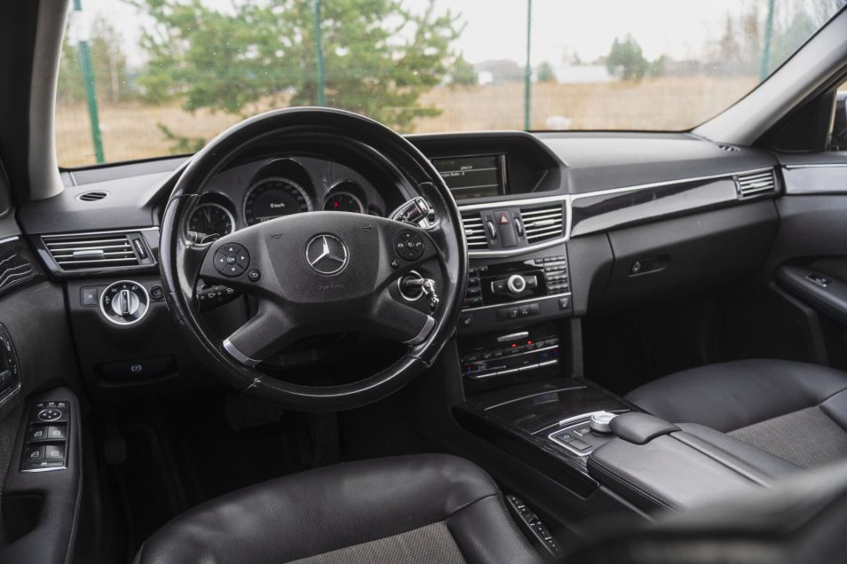 MERCEDES BENZ E300