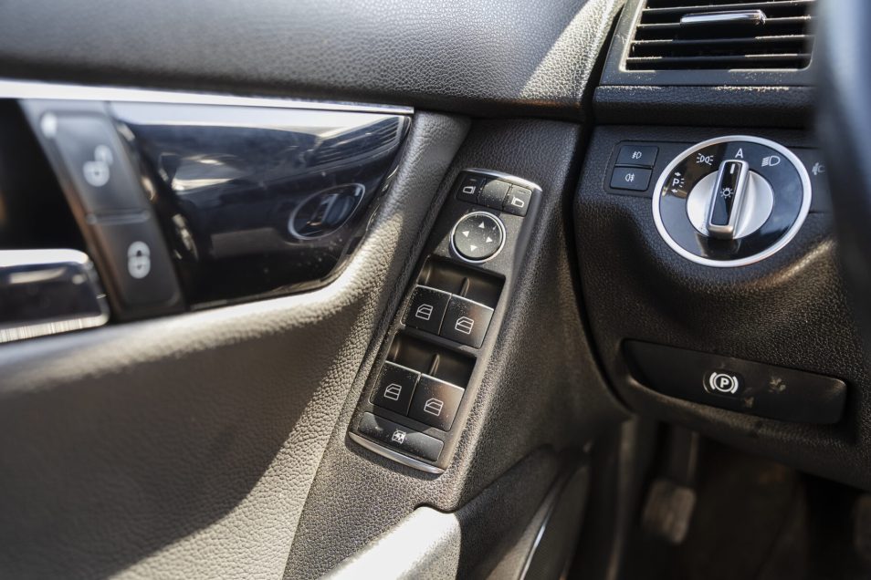 MERCEDES BENZ C200