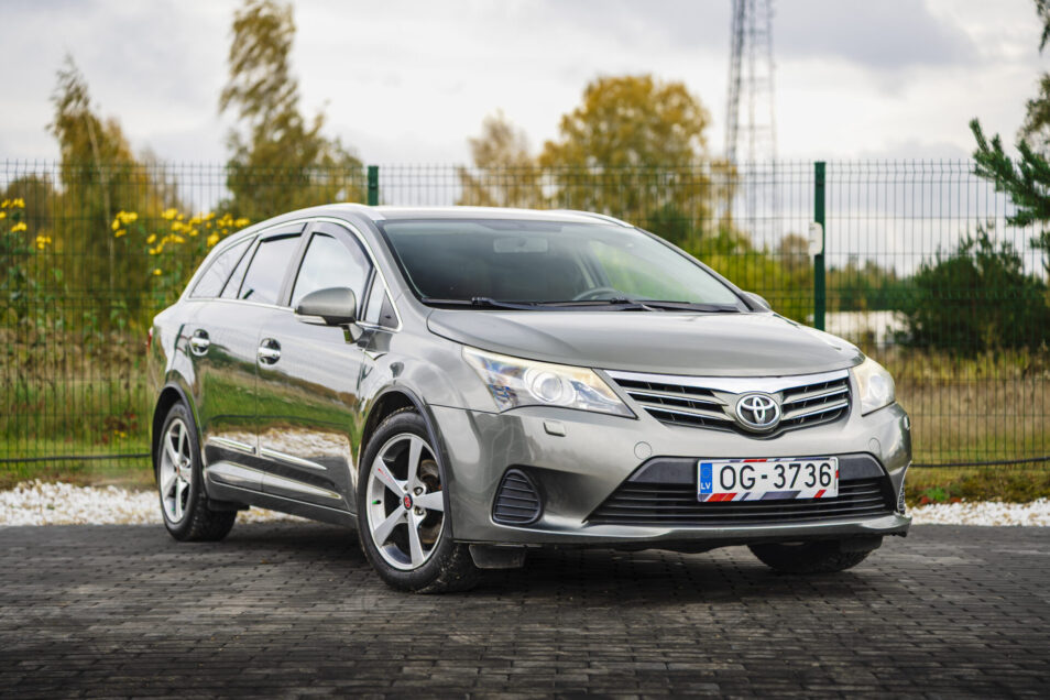 TOYOTA AVENSIS