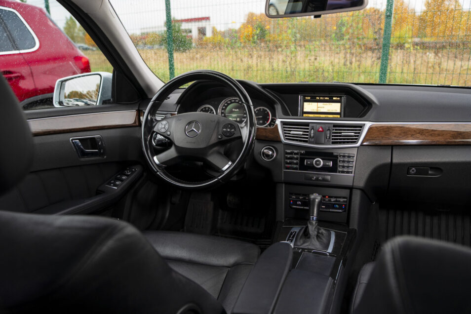 MERCEDES BENZ E 220