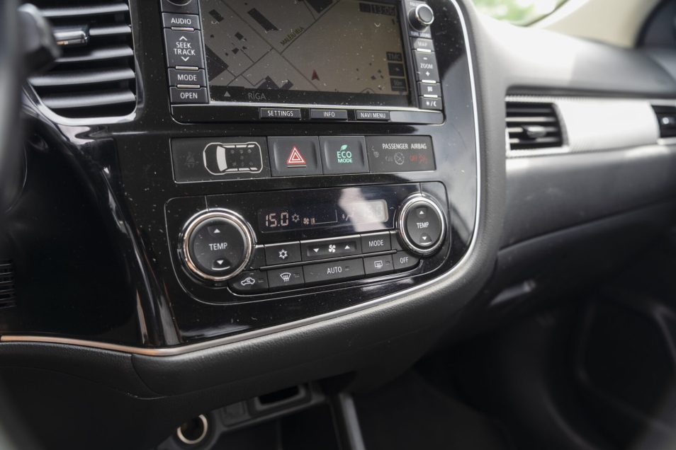 MITSUBISHI OUTLANDER