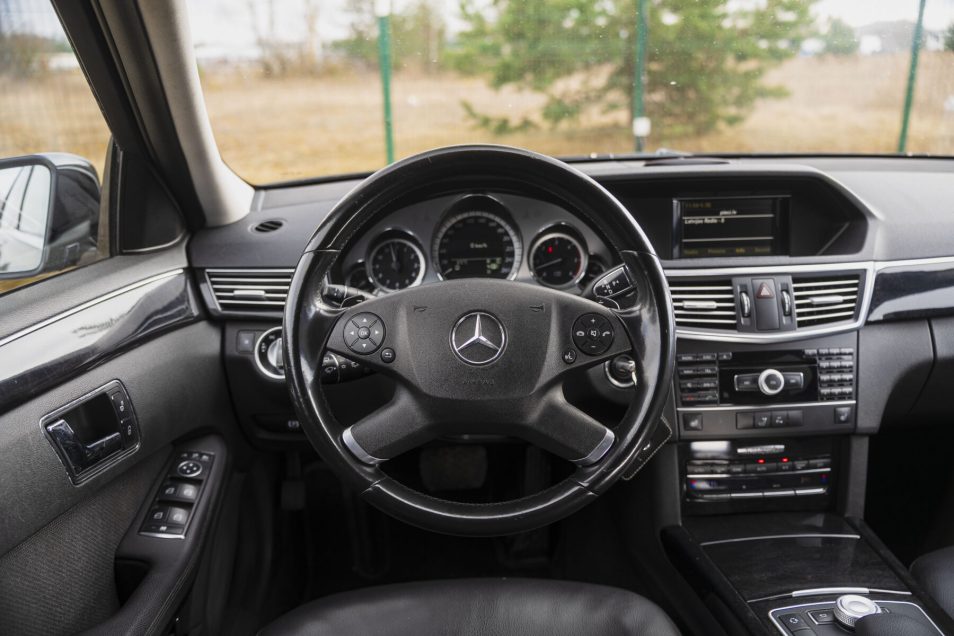 MERCEDES BENZ E300