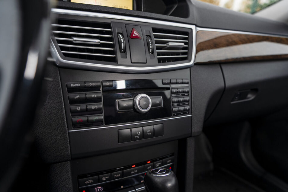 MERCEDES BENZ E 220