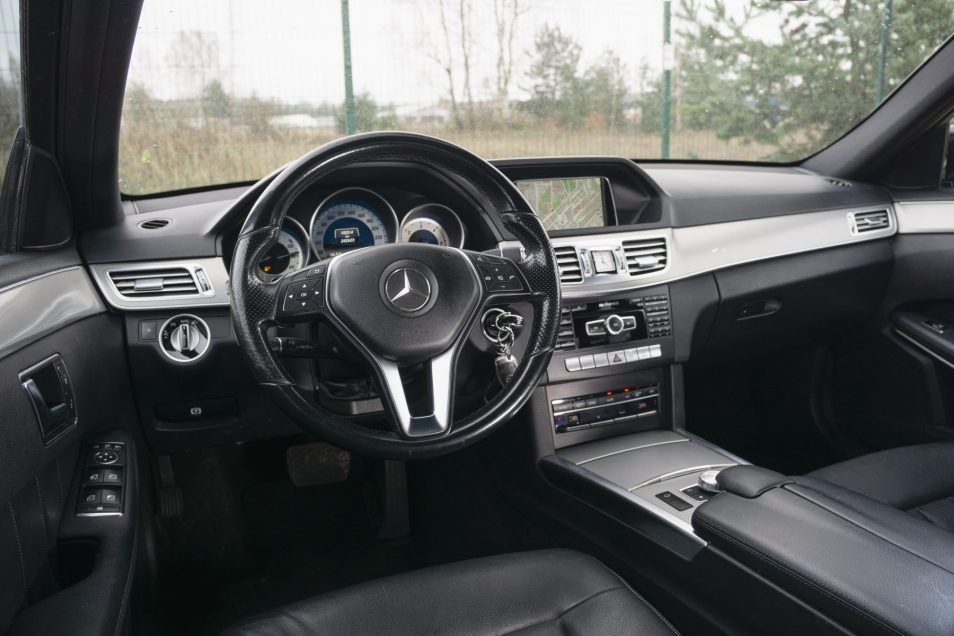 MERCEDES BENZ E220