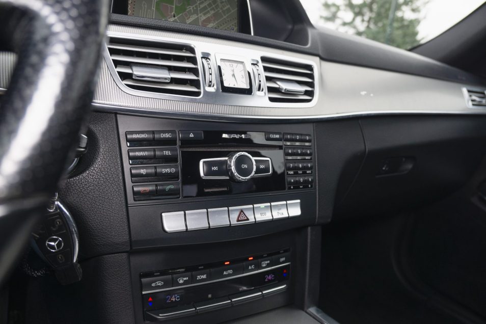 MERCEDES BENZ E220