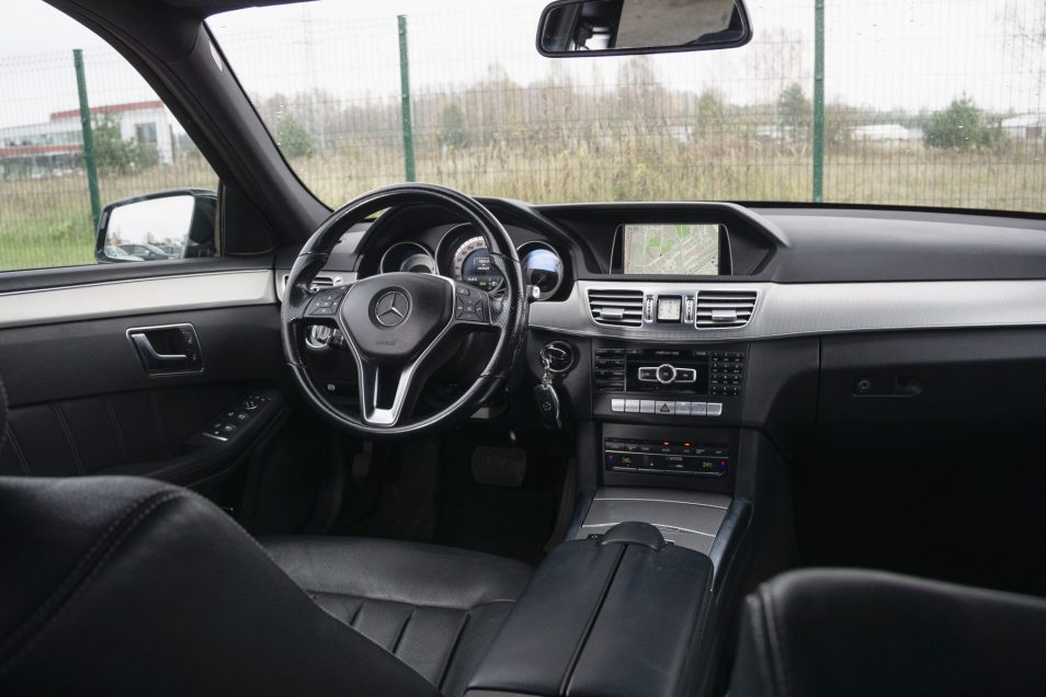 MERCEDES BENZ E220