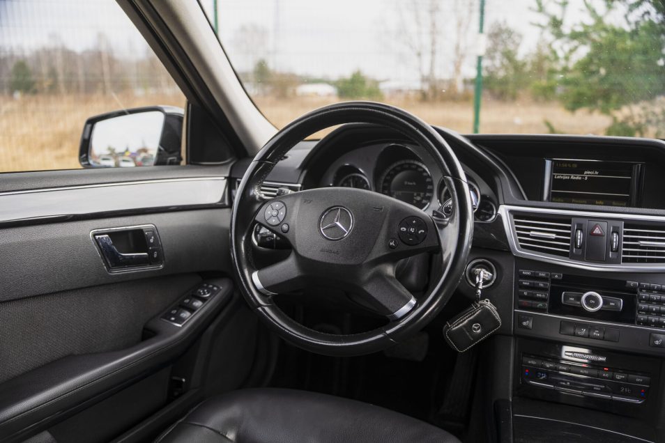 MERCEDES BENZ E300