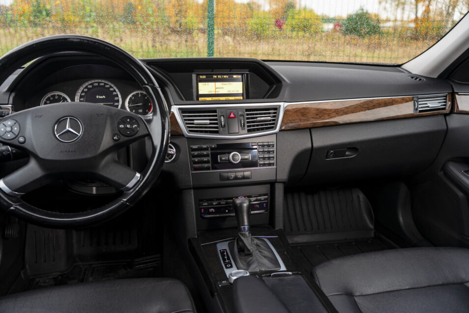 MERCEDES BENZ E 220