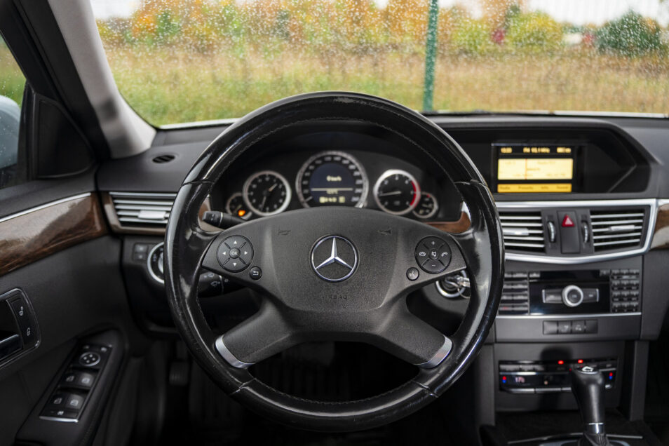 MERCEDES BENZ E 220