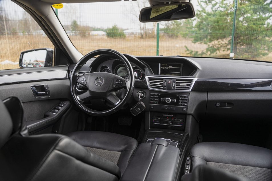 MERCEDES BENZ E300