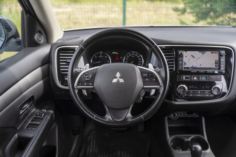 MITSUBISHI OUTLANDER